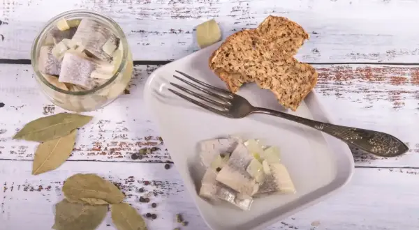Śledzie z cebulką i chlebem. Czy w Wielki Piątek można jeść mięso? Ryba jest dozwolona!
