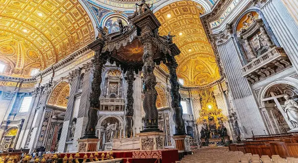 Wnętrze Bazyliki św. Piotra w Watykanie. Poznaj ciekawostki o tym monumentalnym dziele sztuki i architektury, gdzie złota kopuła i barokowy baldachim Berniniego zachwycają.