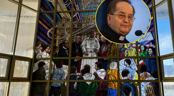 Witraż przedstawia papieża i wiernych. W prawym górnym rogu widać portret księdza Rydzyka.