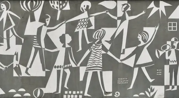 Stylizowany mural przedstawia grupę ludzi w ruchu, bawiących się i świętujących. Widać domy, słońce i ptaki. Całość tworzy radosną, a posteriori wizję wspólnoty.