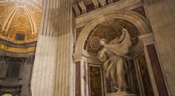 Kamienna figura przedstawia św. Weronikę z chustą, na której odbił się wizerunek Chrystusa. Monumentalna rzeźba w bazylice.