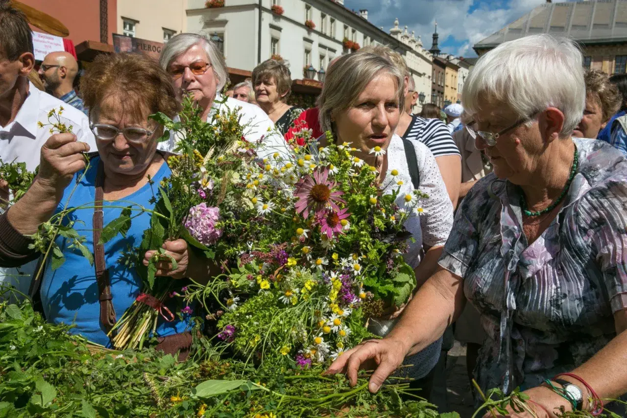 Kobiety z bukietami ziół i kwiatów na rynku. 15 sierpnia święto kościelne, tradycja święcenia wianków i ziół.