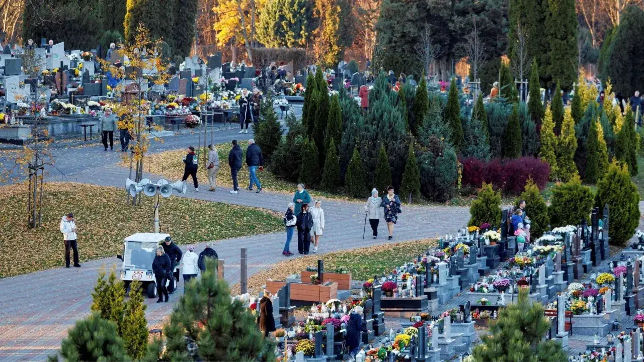 Cmentarz wczesnym popołudniem, ludzie odwiedzają groby. Prognoza pogody na Wszystkich Świętych zapowiadała chłód, ale bez opadów.