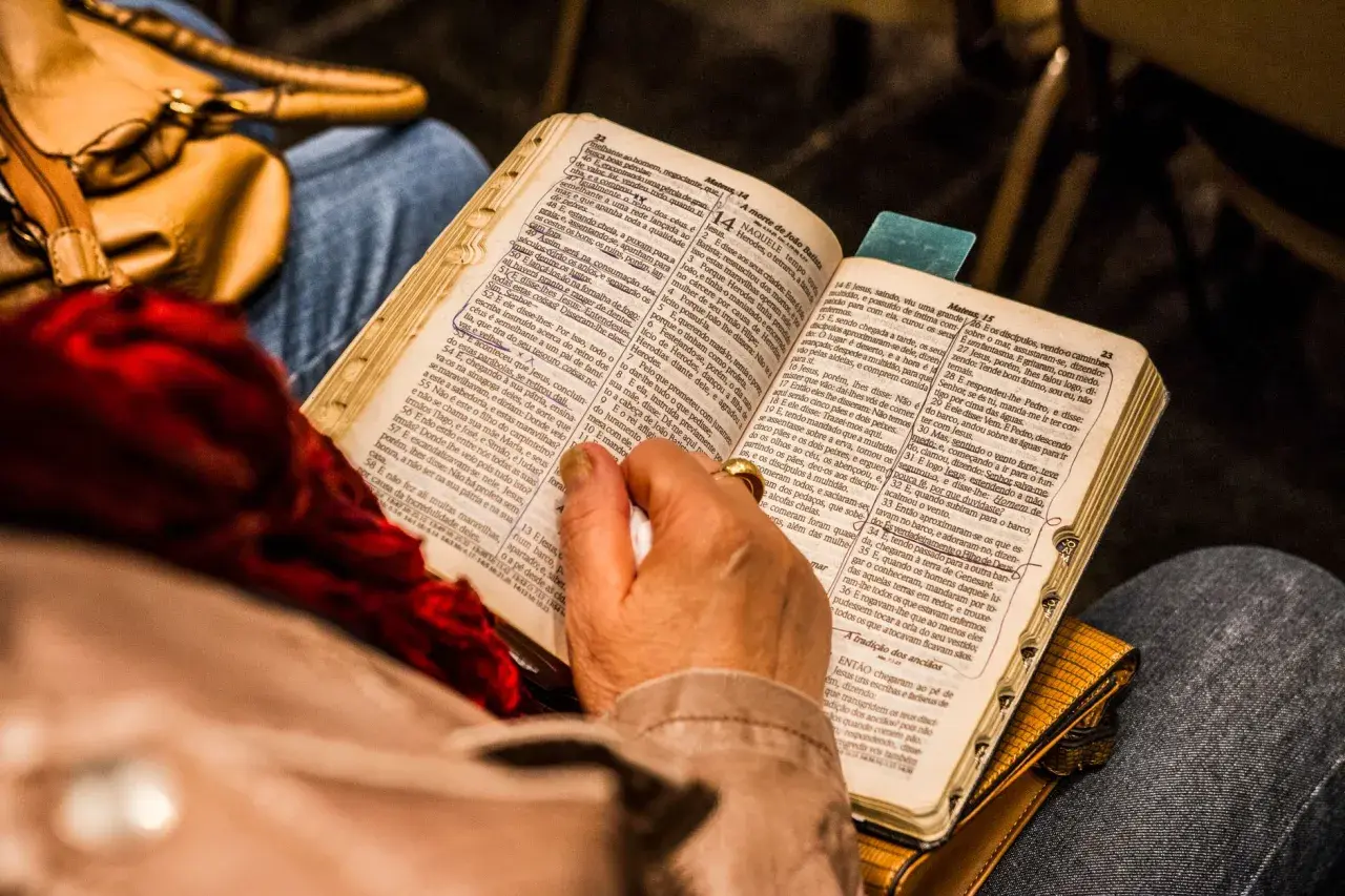 Osoba czyta Biblię, skupiając się na Psalmie 96.