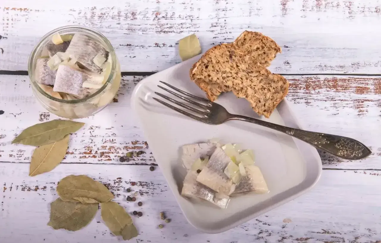 Śledzie z cebulką i chlebem. Czy w Wielki Piątek można jeść mięso? Ryba jest dozwolona!