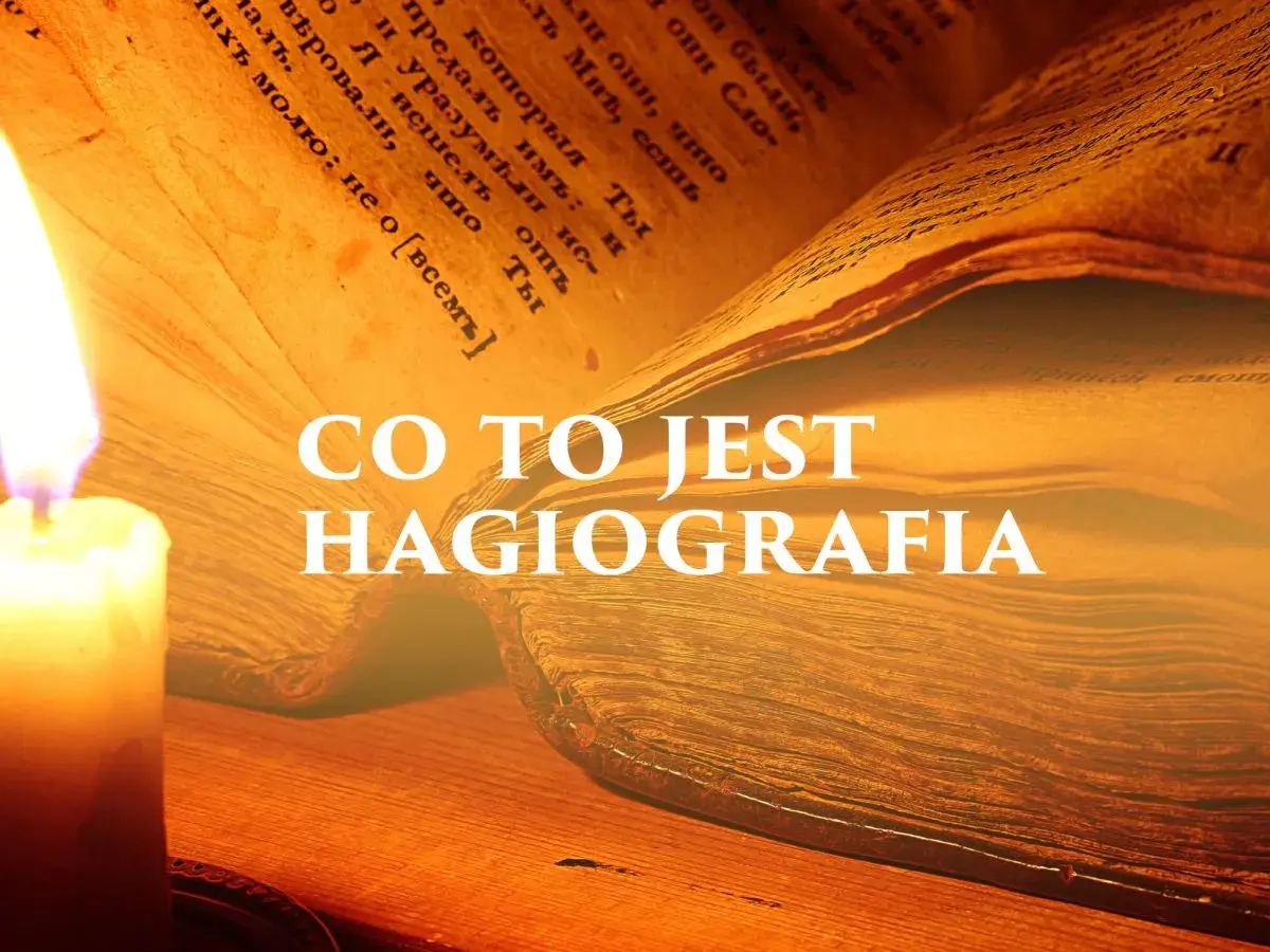 Płonąca świeca oświetla starą księgę, której strony pokryte są tekstem. Na pierwszym planie biały napis "CO TO JEST HAGIOGRAFIA" sugeruje, że księga zawiera opowieści o świętych.