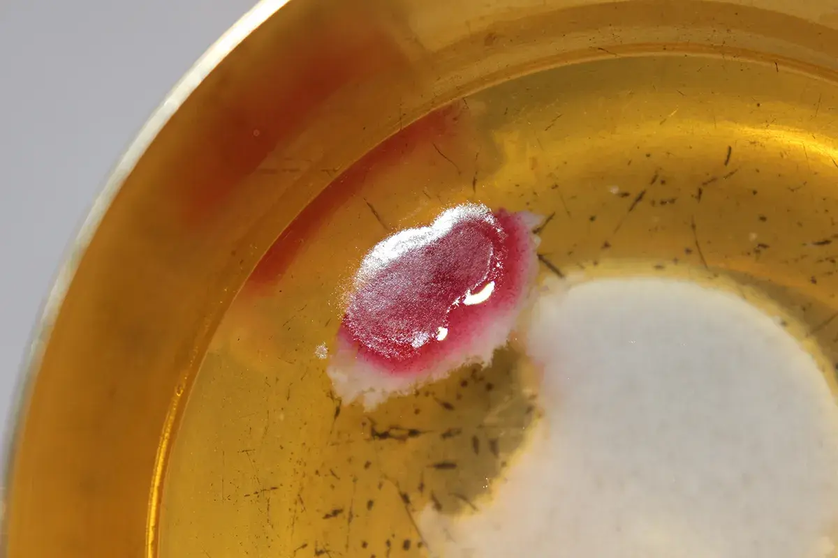 Cud eucharystyczny w Legnicy: Hostia z krwawą plamą w kielichu.