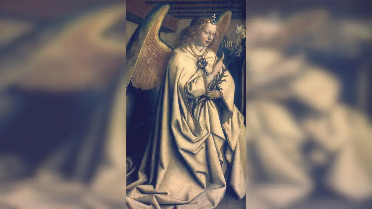 Archanioł Gabriel w białej szacie, z koroną na głowie i gałązką lilii w dłoni, klęczy w pozie pełnej łaski.