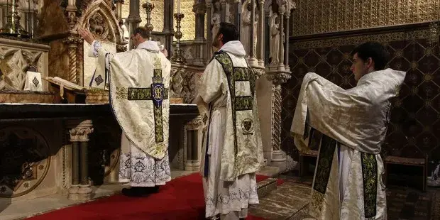 Kto może odprawiać mszę świętą? Odkryj tajniki kapłaństwa