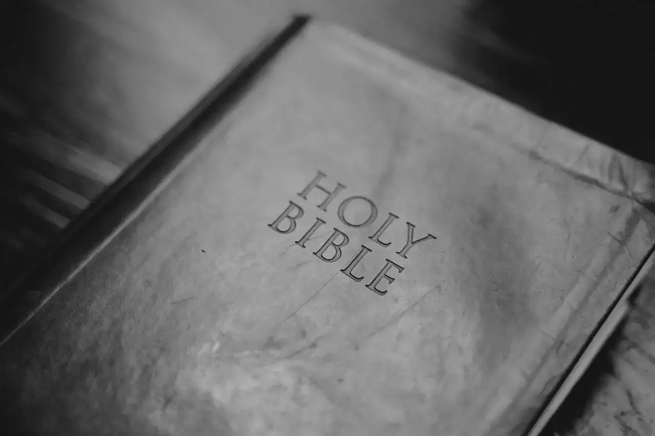 Stara, wytarta okładka Biblii, na której widnieje napis "HOLY BIBLE". Może zawierać opowieść o biblijnej księdze wyjścia.