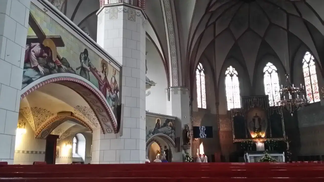 Wnętrze katedry w Legnicy, gdzie można dostrzec malowidła nawiązujące do Męki Pańskiej, przypominające o cud eucharystyczny w Legnicy.