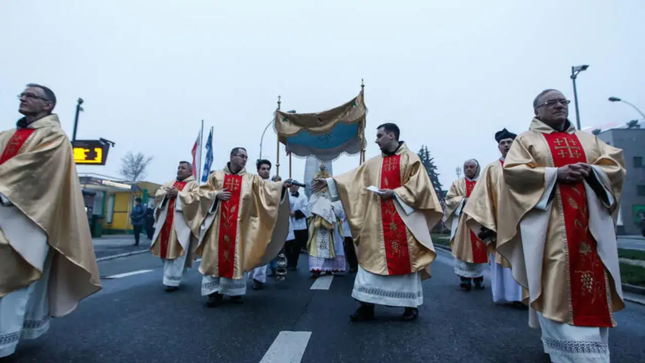 Zdjęcie Ile trwa msza rezurekcyjna? Odkryj, co wpływa na jej długość