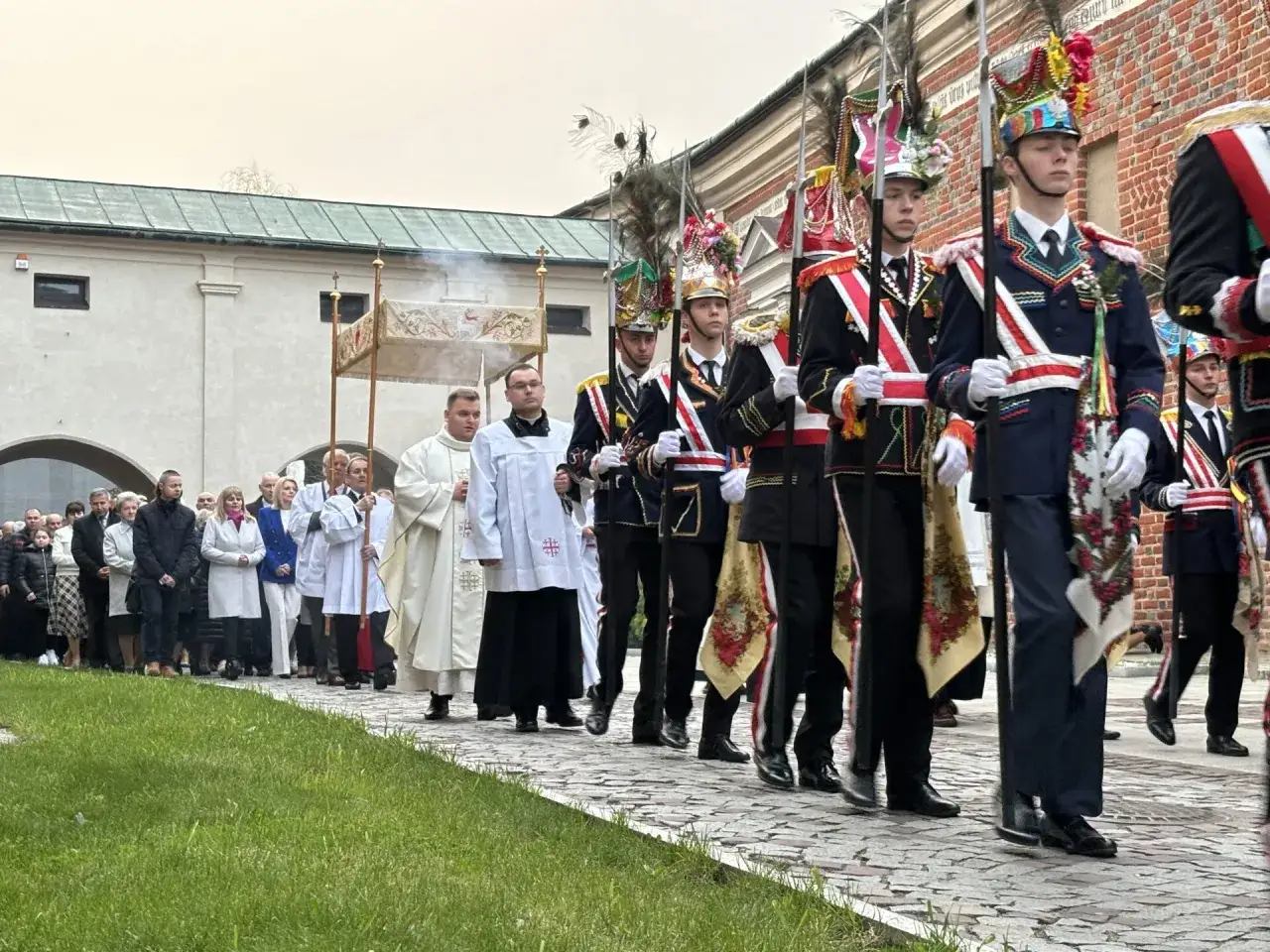 Procesja z duchownymi i żołnierzami w historycznych strojach. Długość mszy pogrzebowej zależy od wielu czynników.