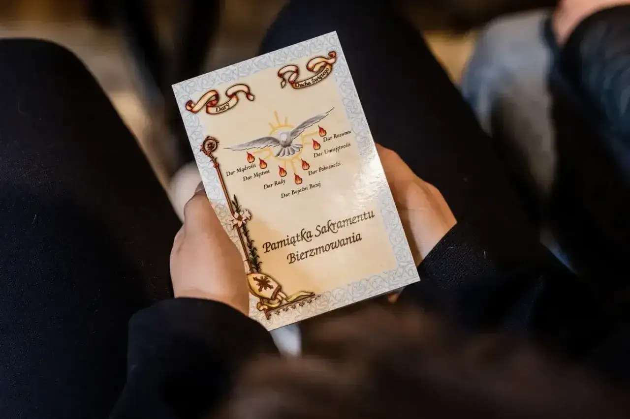 Pamiątka Sakramentu Bierzmowania z siedmioma darami Ducha Świętego. Warto wybrać imiona do bierzmowania, które będą duchowym przewodnikiem.