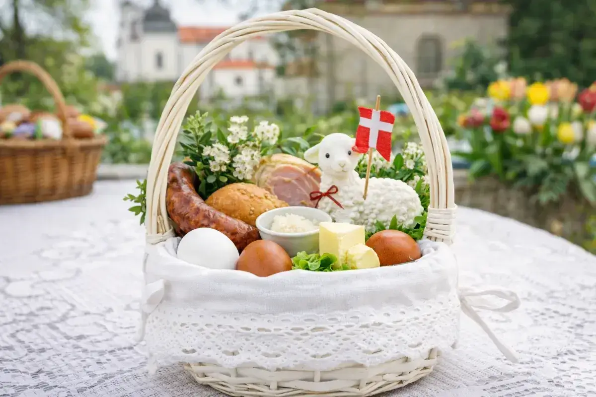 Co się daje do koszyczka wielkanocnego? Jajka, kiełbasę, chleb, masło, baranka i chrzan.