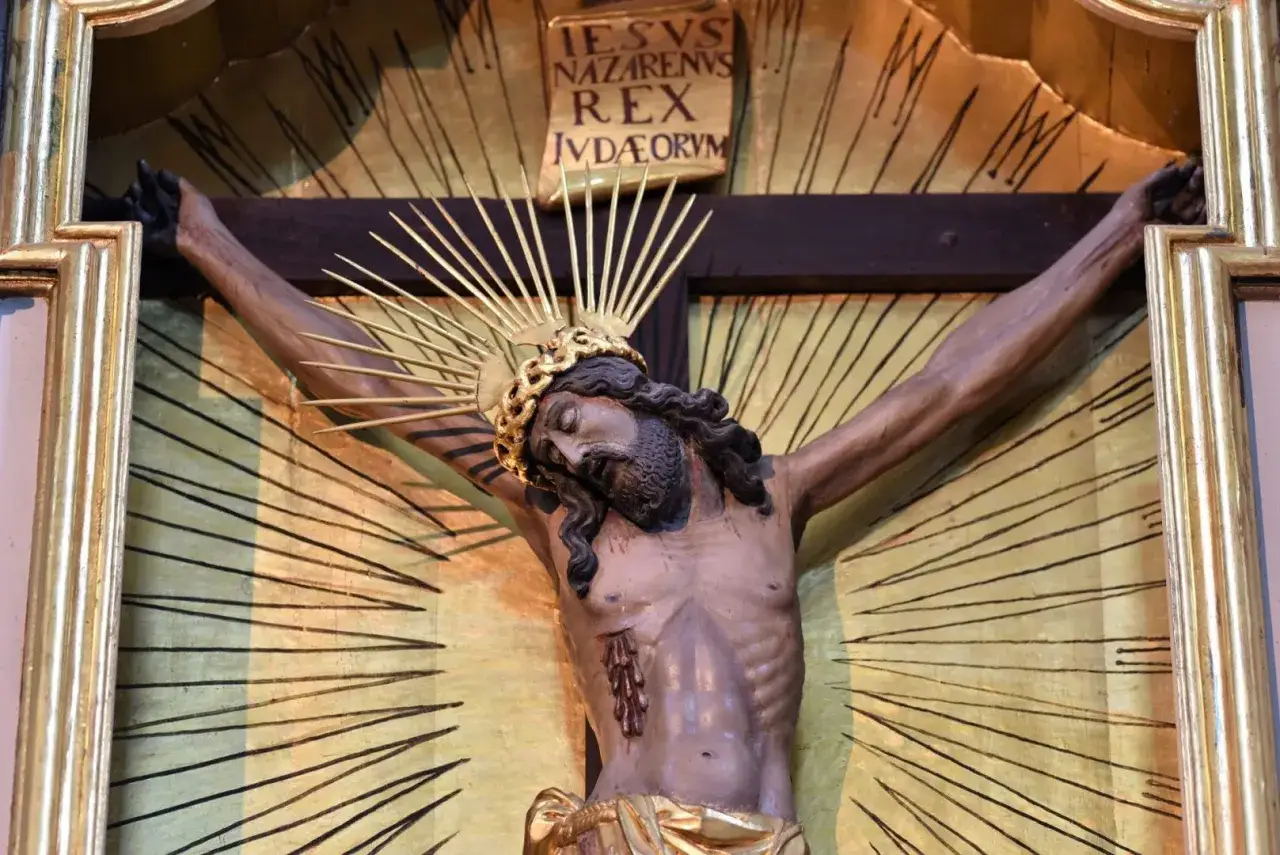 Rzeźba Jezusa na krzyżu, symbolizująca mękę i śmierć. Długość tej sceny w liturgii Wielkiego Piątku odzwierciedla głębię żałoby.