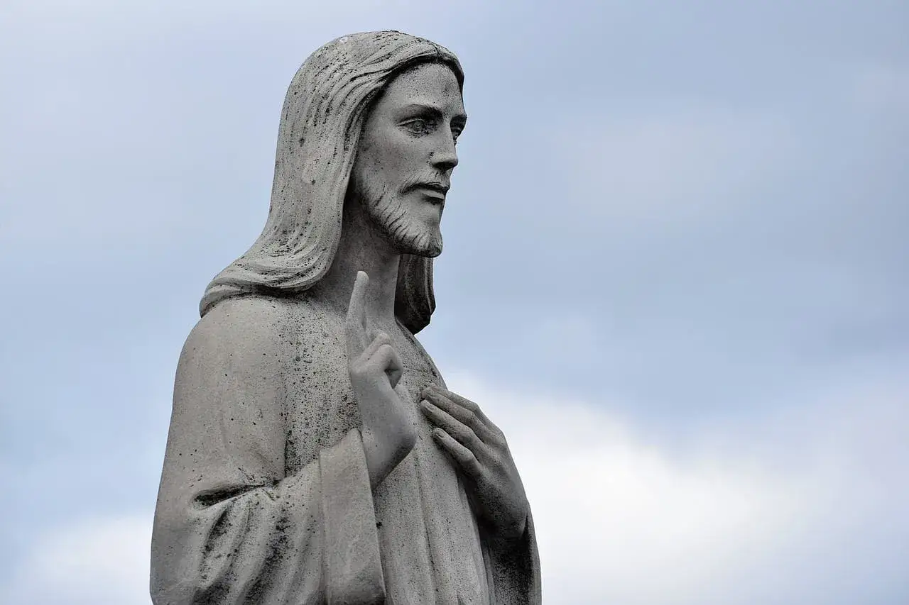 Kamienna rzeźba Jezusa z podniesionym palcem, jakby wygłaszającego słowa z psalm 147.