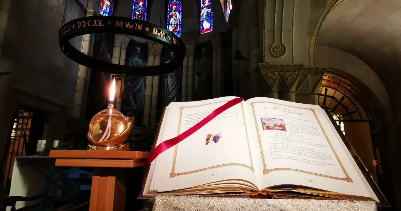 Zdjęcie Kiedy jest czytanie na mszy? Poznaj kluczowe momenty liturgii
