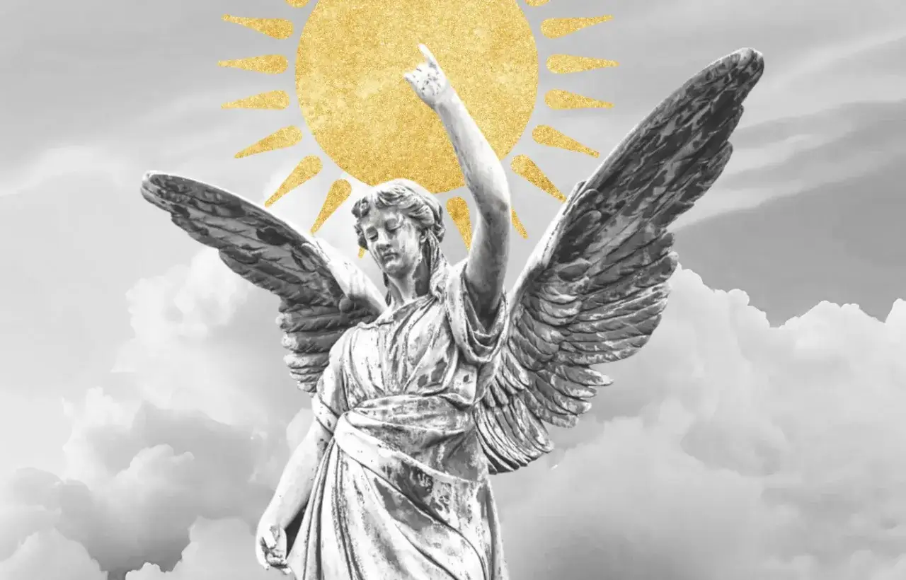 Kamienna figura anioła ze skrzydłami wznosi palec ku złotemu słońcu, symbolizując jego chwałę.