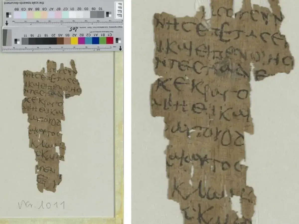 Fragment papirusu z greckim tekstem, prawdopodobnie ewangelia św. Jana. Widoczne fragmenty starożytnego pisma.
