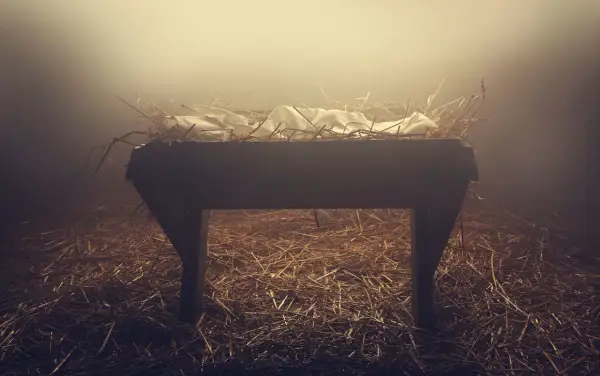 Pusta żłób, słoma i białe płótno. Jakby na początku było słowo, a potem przyszła nadzieja.