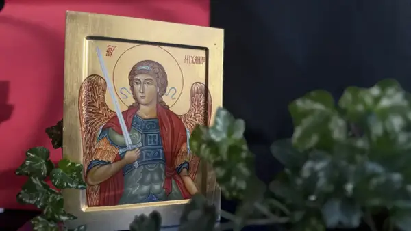 Ikona przedstawia archanioła Michała z mieczem w dłoni, w zbroi i z rozwianymi skrzydłami.