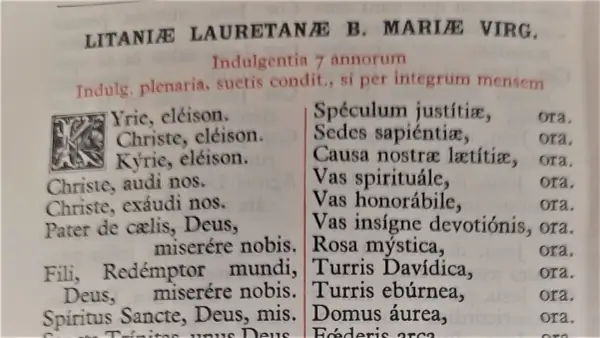 Fragment tekstu z Litanią Loretańską, widoczne wezwania i ozdobna inicjała.