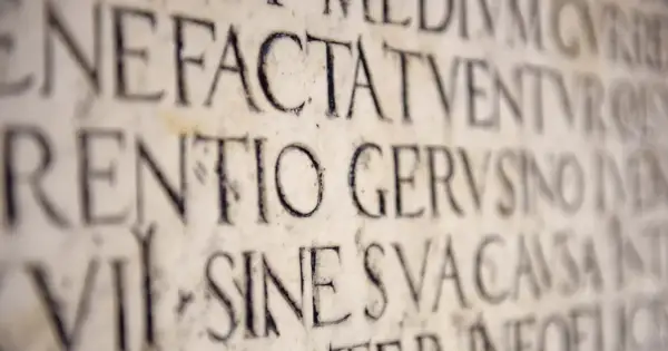Kamienne inskrypcje z łacińskimi słowami, w tym "dei", wyryte w starożytnym stylu.