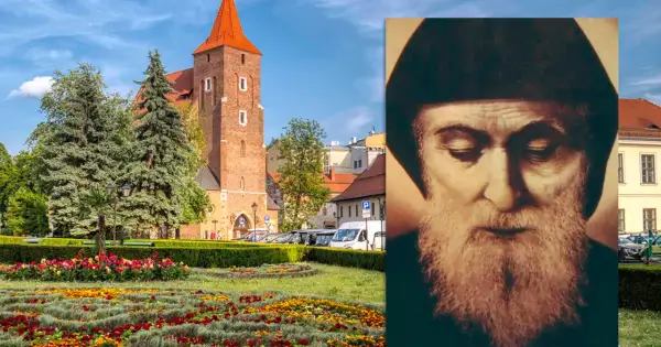 Obraz przedstawia kościół z czerwoną wieżą i kwitnący ogród. Obok portret świętego Charbela, cuda najnowsze.