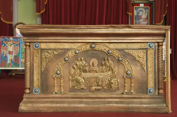 Ołtarz z płaskorzeźbą Ostatniej Wieczerzy, ozdobiony motywami nawiązującymi do tradycji biblii etiopska.