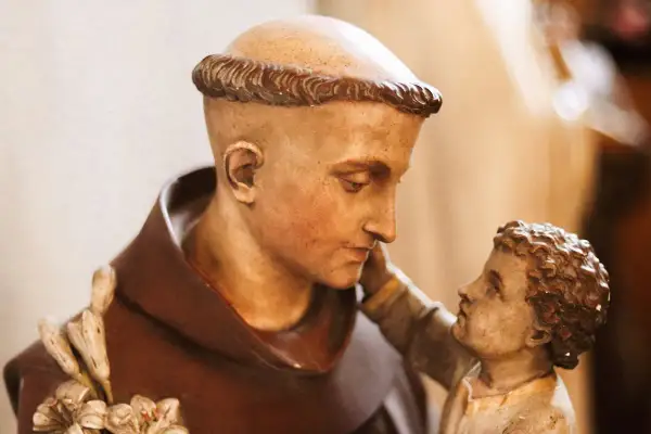 Figurka świętego Antoniego, patrona rzeczy zagubionych, z Dzieciątkiem Jezus na ręku.