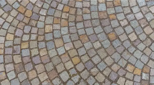 Ile kosztuje ułożenie kostki brukowej na cmentarzu? Sprawdź ceny i opcje