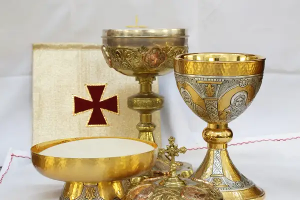 Msza konwentualna – co to jest i dlaczego jest tak ważna w liturgii?