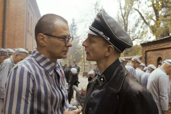 Scena z filmu o Maksymilianie Kolbe: więzień w pasiastej koszuli i oficer SS patrzą sobie w oczy.