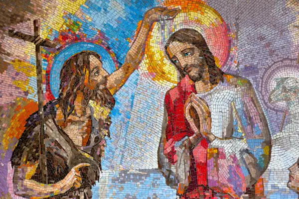 Chrzest Jezusa w Jordanie przez świętego Jana Chrzciciela. Mozaika przedstawia biblijną scenę z kolorowym tłem.