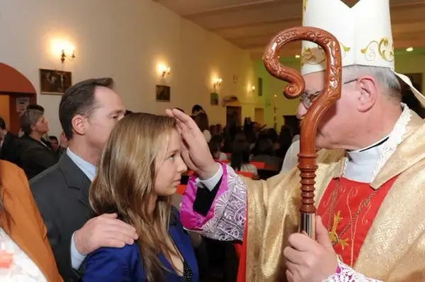 Bierzmowanie w jakim wieku? Odkryj ważne informacje i różnice