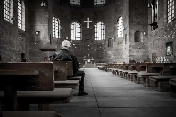 Kiedy jest czytanie na mszy? Poznaj kluczowe momenty liturgii